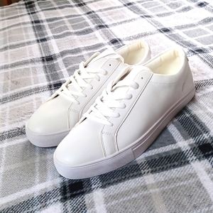 Clisc. White shoes